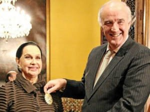 Alicia Magiña recibiendo la orden del sol